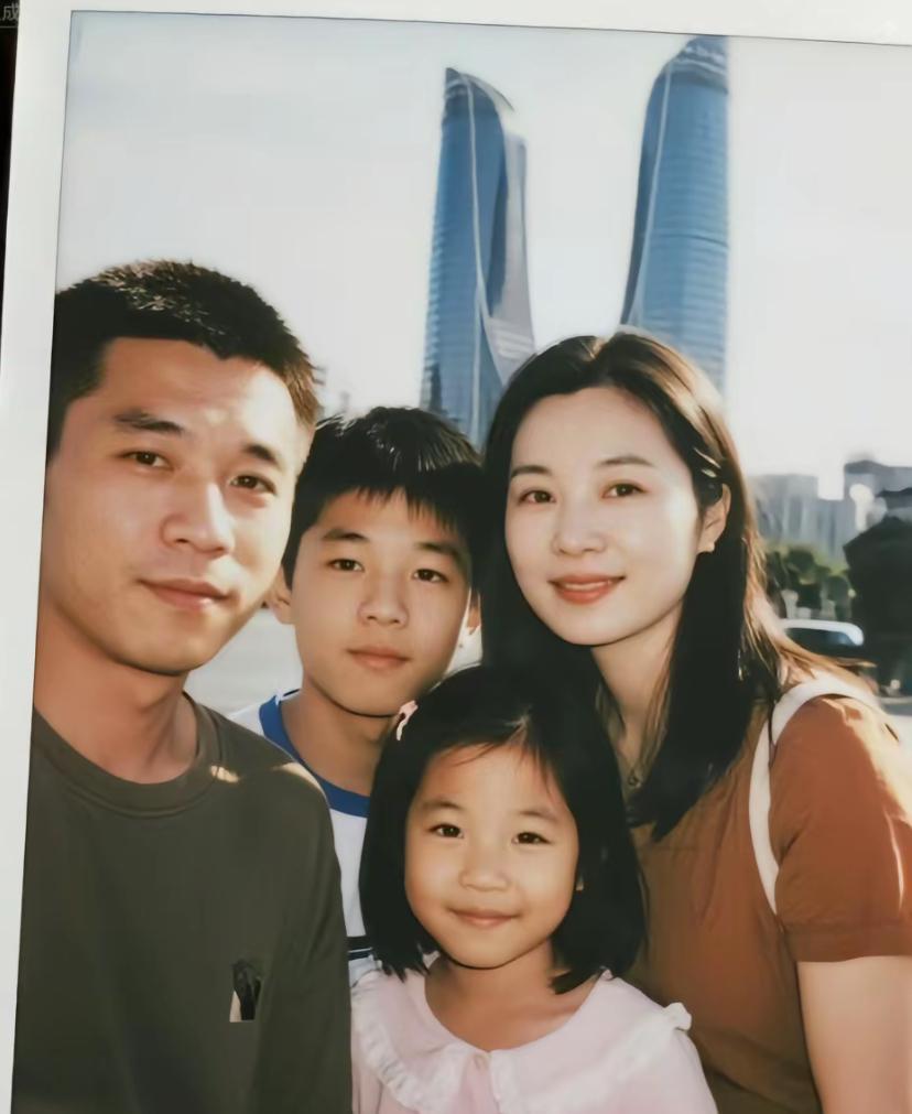 妈美爸帅面相舒服，儿女双全。