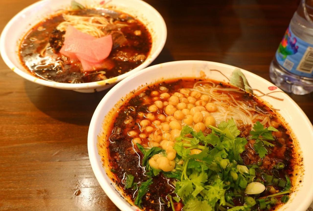 太想念重庆的美食了，这一口豌豆面，在杭州根本吃不到正宗的。重庆美食太多了，不光