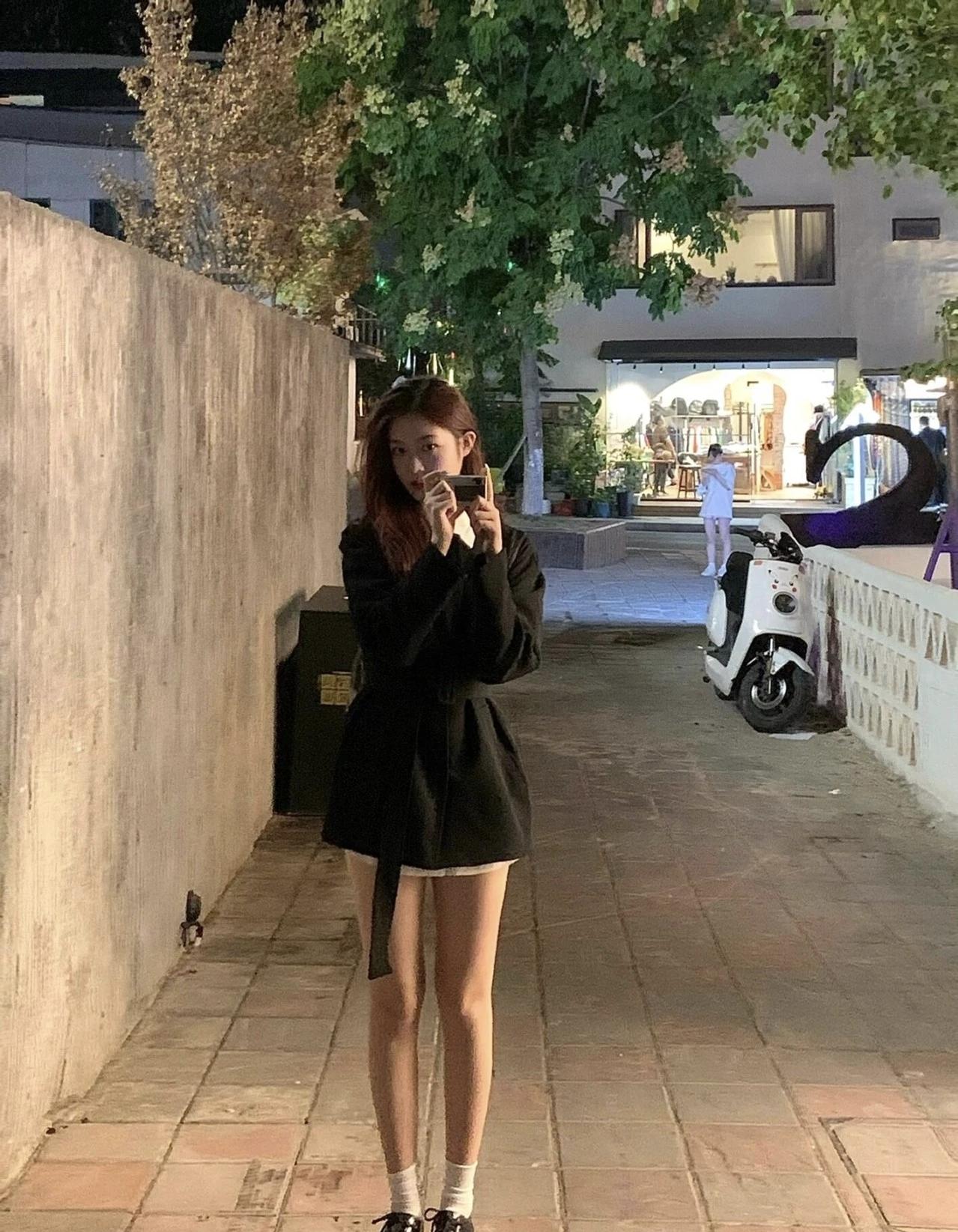 夜晚街拍，黑衣少女自拍，背景咖啡馆，时尚穿搭