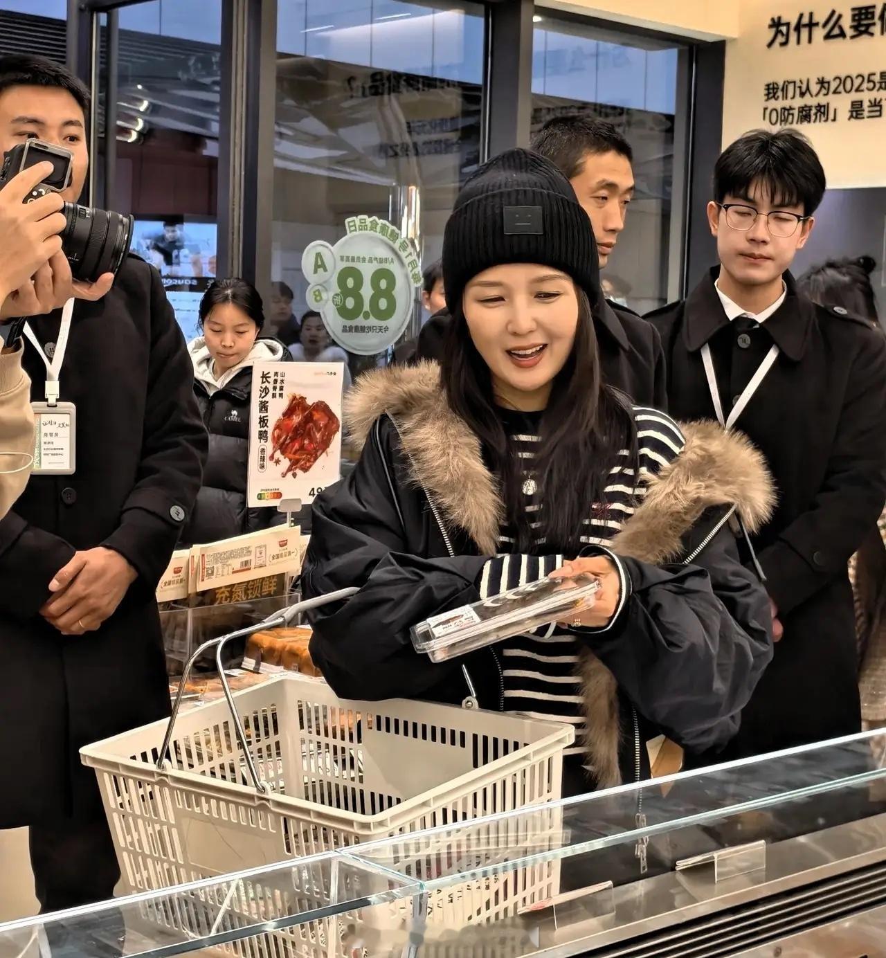 有网友在长沙偶遇何洁逛街，说真的，在长沙可太容易遇见明星了！