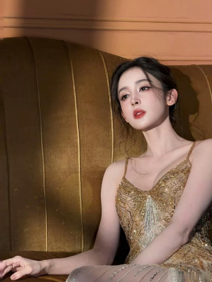 娜扎live的神娜扎的美貌真的是老天爷追着喂饭吃！这立体的五官和明媚的气质，