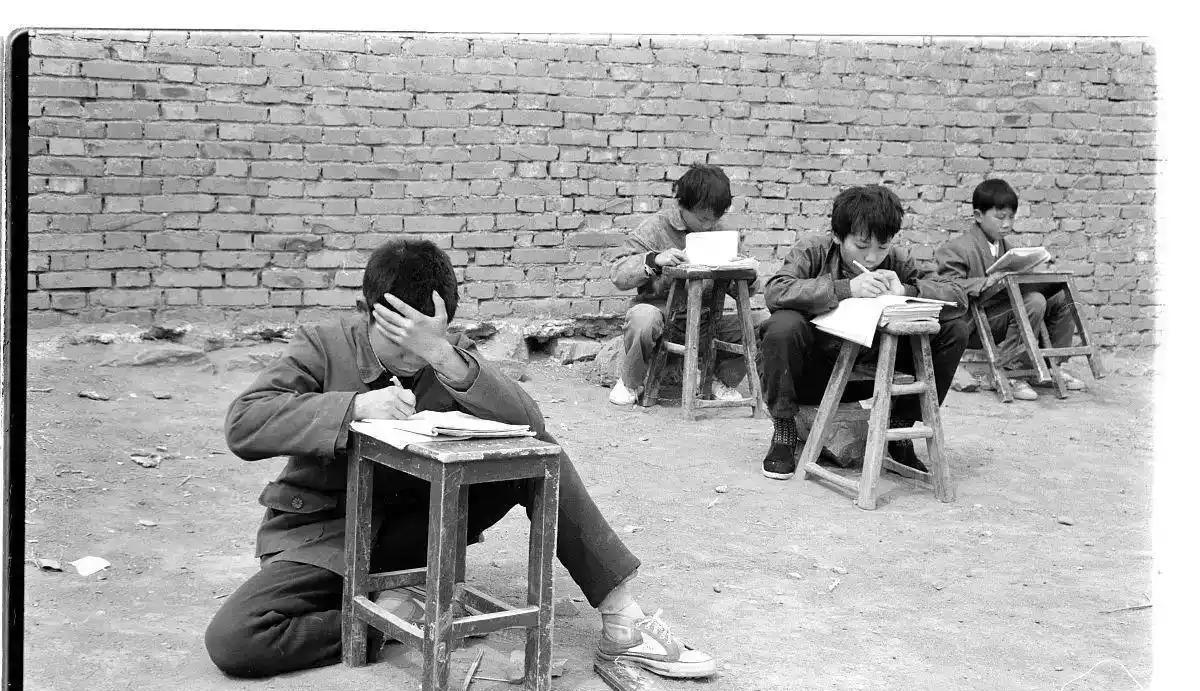 80后作为中国第一代大规模独生子女群体，如今正集中面临“父母已老、人生半程”