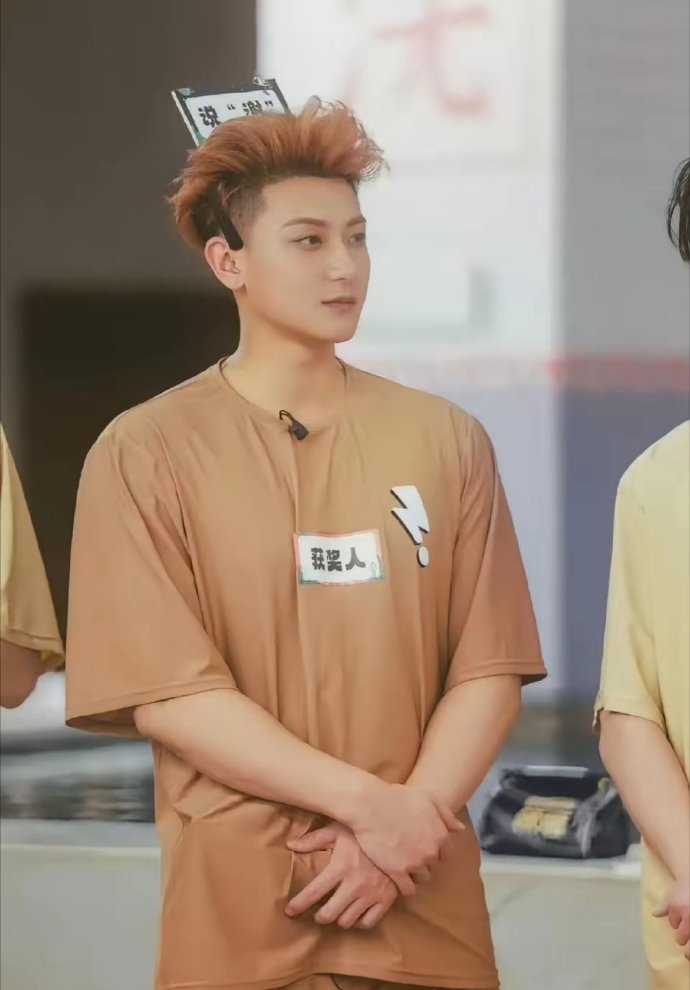 黄子韬看不下去了黄子韬终于忍不住了，控诉《宇宙闪烁请注意》节目组不给他打个码，