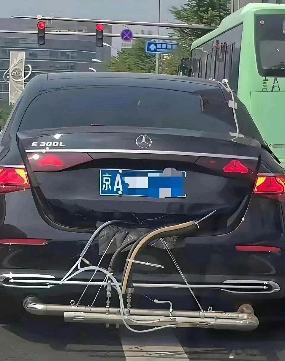交警当场陷入两难，到底查还是不查，太难抉择！