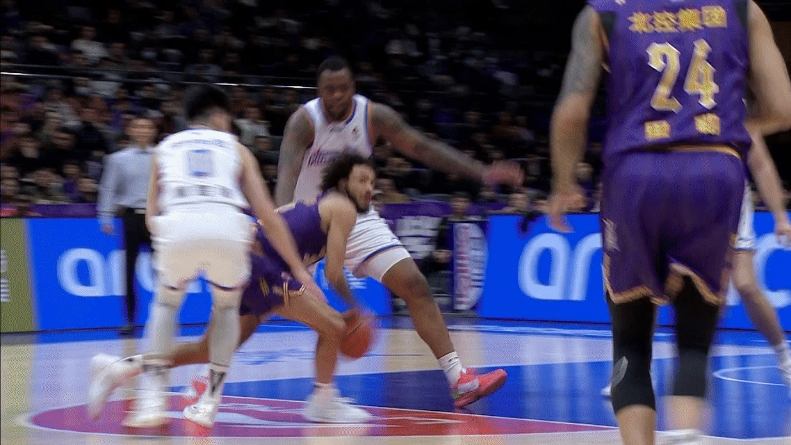 北控男篮vs天津男篮豪斯真是个高级货，他的气质属于很有活力的那类，传球把很多回