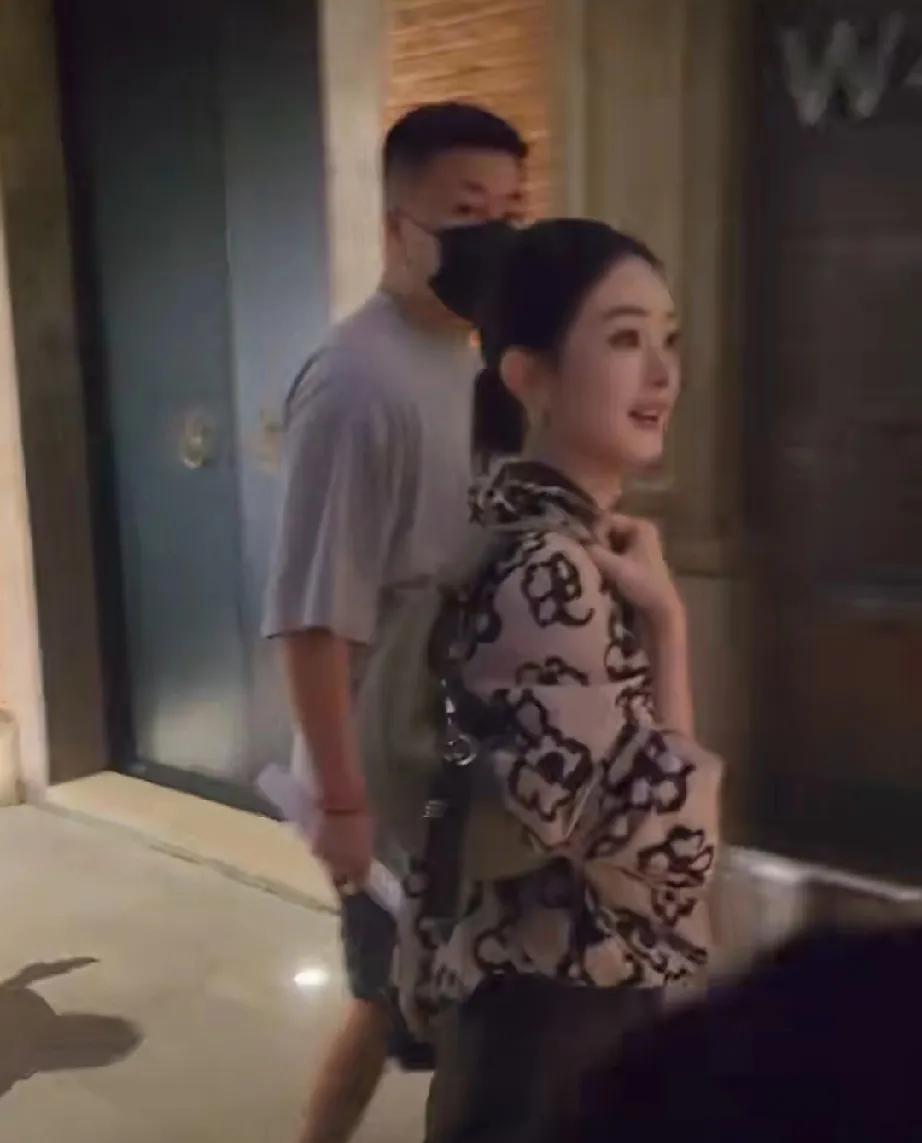 哇塞赵丽颖回头和粉丝打招呼啦！是永远都会回头和粉丝打招呼的颖宝呀，看得我心暖暖！