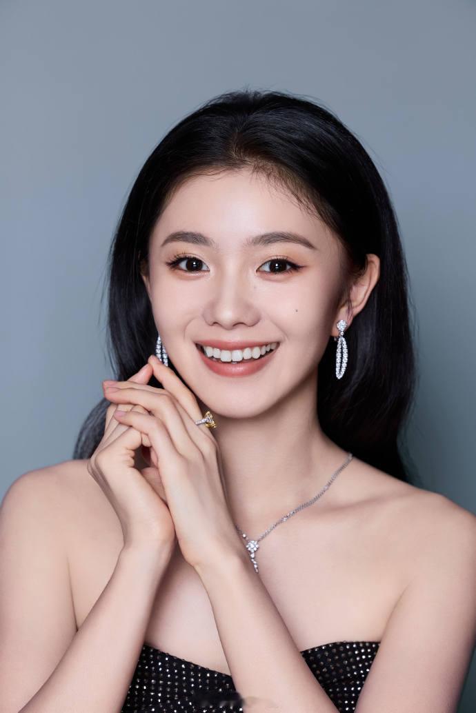 黑丝绒抹胸长裙贵气十足、自信又优雅——刘浩存。每日明星美图分享