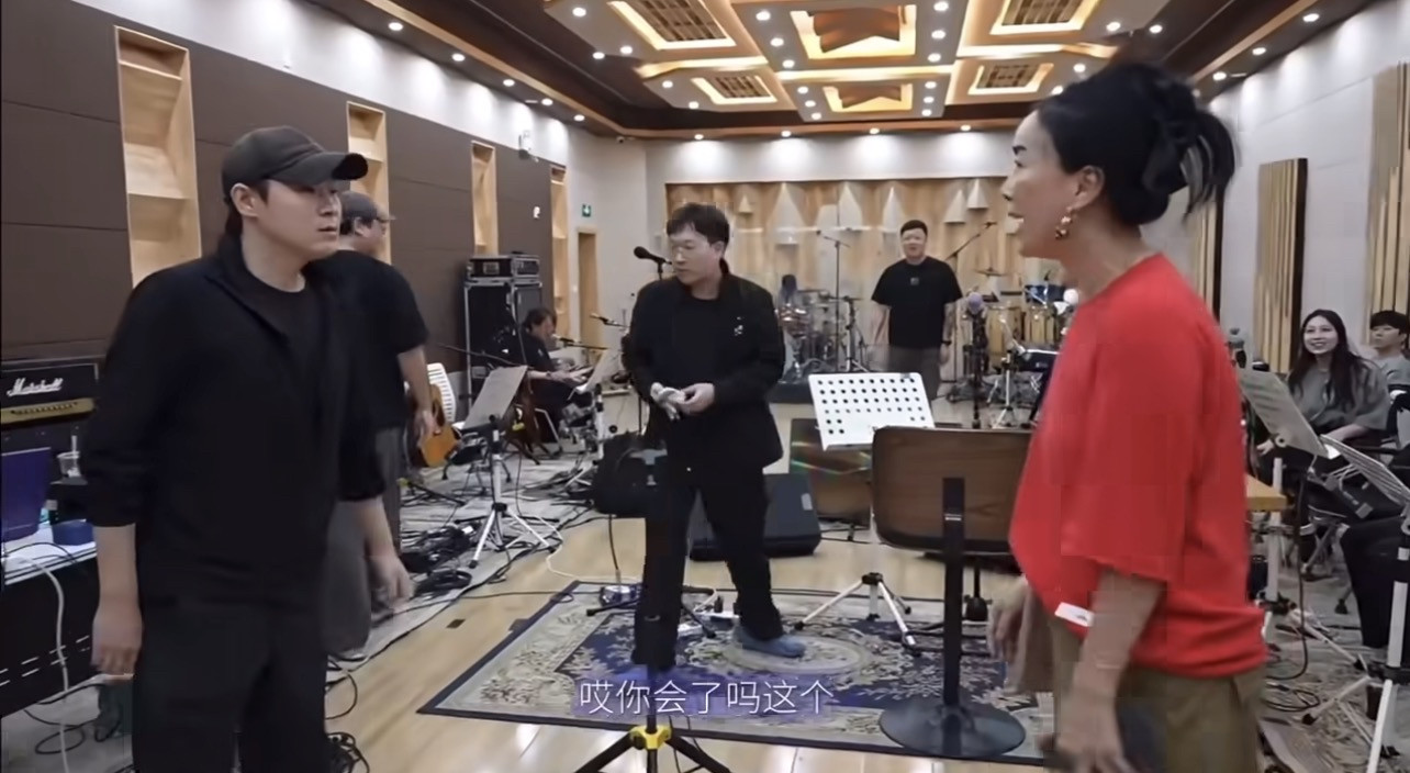 那英：梁博，你会不会闪身步？梁博：……啥？那英：就那个，抖音上那个，扭腰甩胯那个。梁博：我不会。那英
