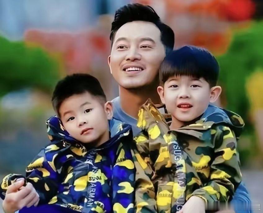 沙溢家这身高基因也太牛了！4月11日，沙溢胡可带着小鱼儿在机场路透的画面一出来，