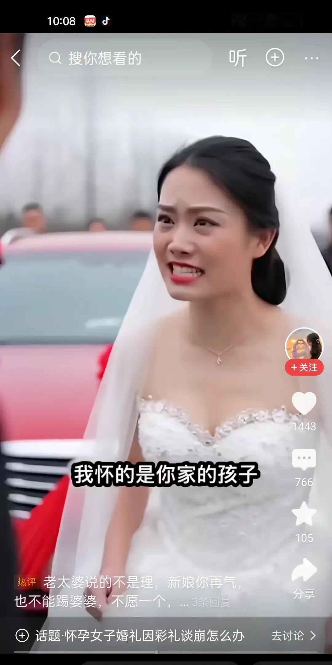 女子地铁里把座位让给抱娃妈妈，自己蹲车厢角落啃面包。娃妈下车前硬塞给她一瓶牛