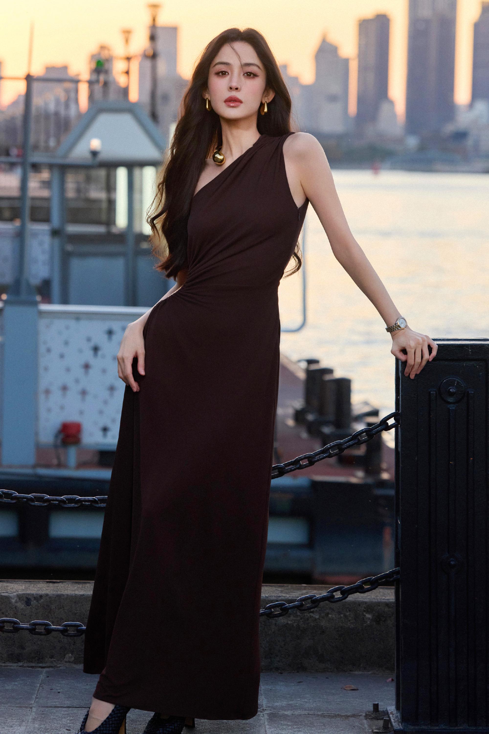 古力娜扎CityWalk，朱唇裙装的冷酷姿态。娜扎