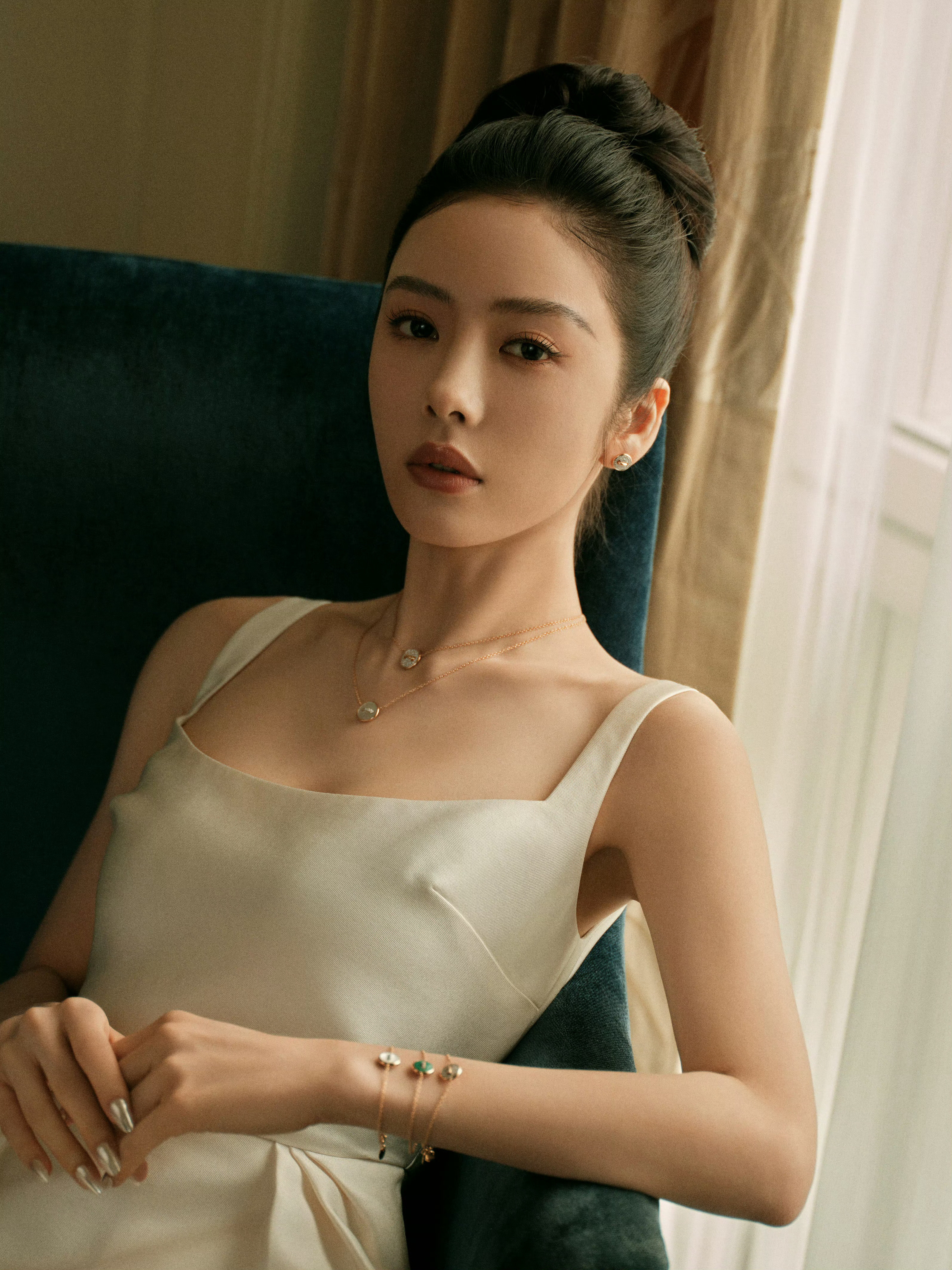 蔡文静，真丝白裙美丽迷人​​​