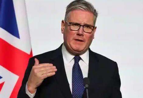 英国首相一句话，直接扔向了全世界。他说，中国，是世界三大强国之一。这话不是私下说