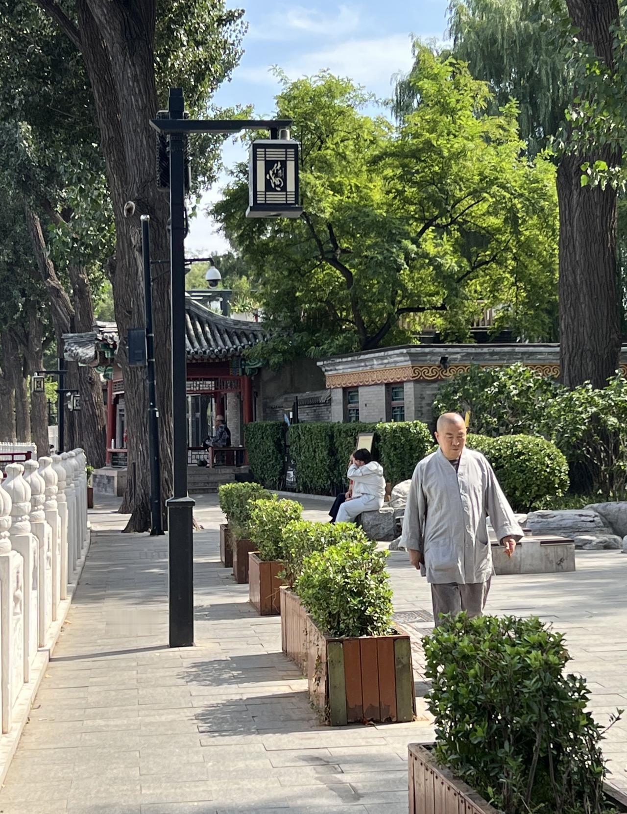 物质的贫穷能摧毁你一生的尊严，精神的贫穷能耗尽你几世的轮回。人生没有白走的路，每
