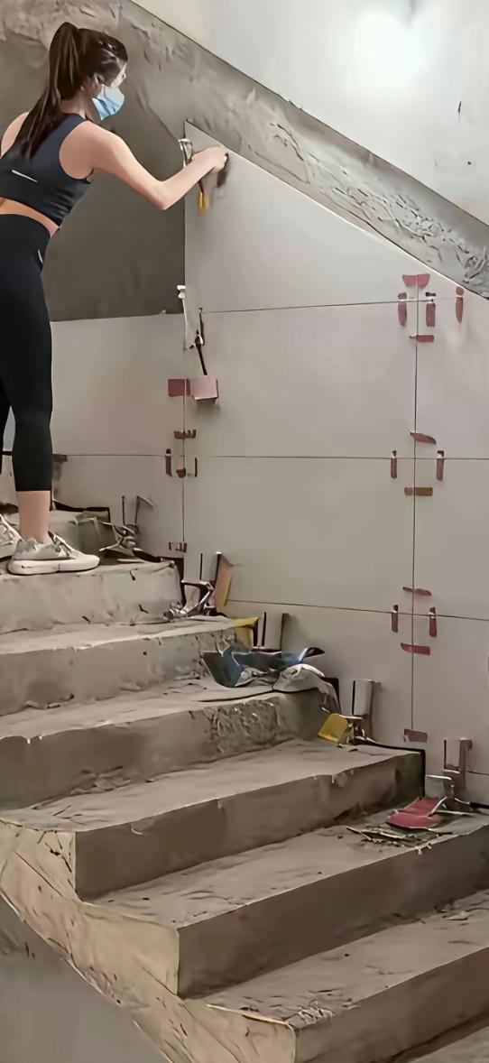 今天新来的贴砖师傅