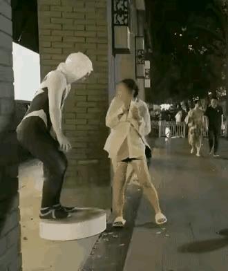 这个女子手真是够欠的了，走路就好好的走，千万不要招猫逗狗，这是很容易出事情的，本