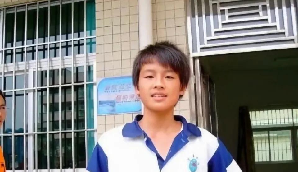 「草根逆袭」的剧本有多野？看看欧豪的23年生存实录这张泛黄的非主流校服照被扒出