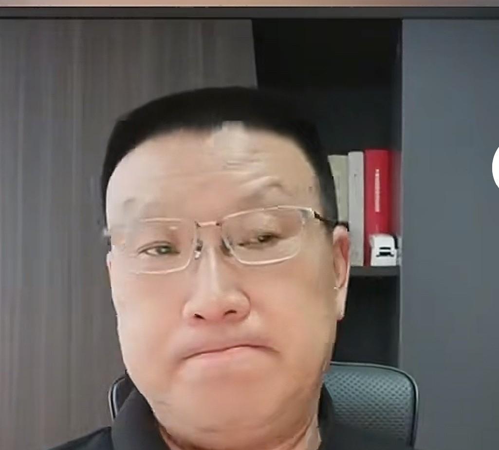 自从许敏不聘请潘律师后，老潘精神状态很差，一直是疯疯癫癫的，前几天直播又胡言乱语