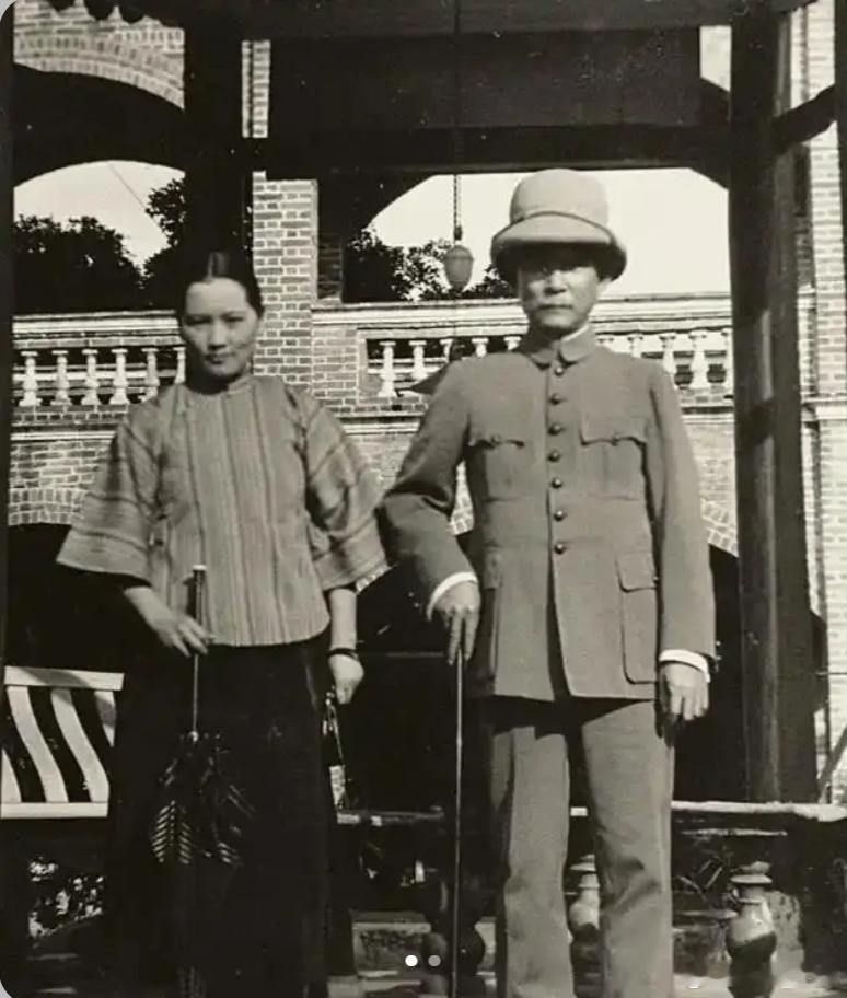 孙中山与宋庆龄合影1924年4月15号，孙中山，宋庆龄视察广州北郊石井兵工厂，于