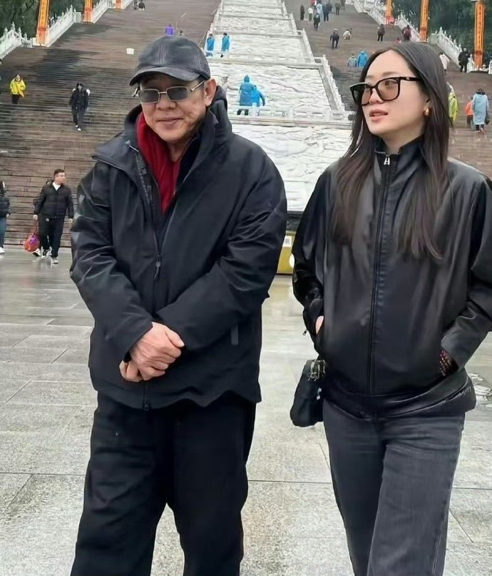 李连杰带22岁小女儿去安徽九华山祈福啦！女儿长得真俊，眉眼间跟妈妈利智太像了！