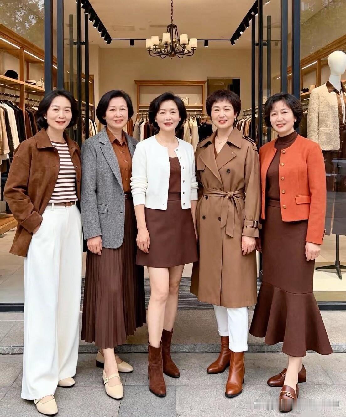 这五位大姐，应该是城里体制内退休的，衣着得体大方，没戴帽子也没系丝巾，显