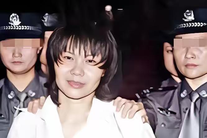 韦春鸽曾经是个豫剧演员。照片里她笑得挺平静，但那是她被判死刑后的样子。这反差让我