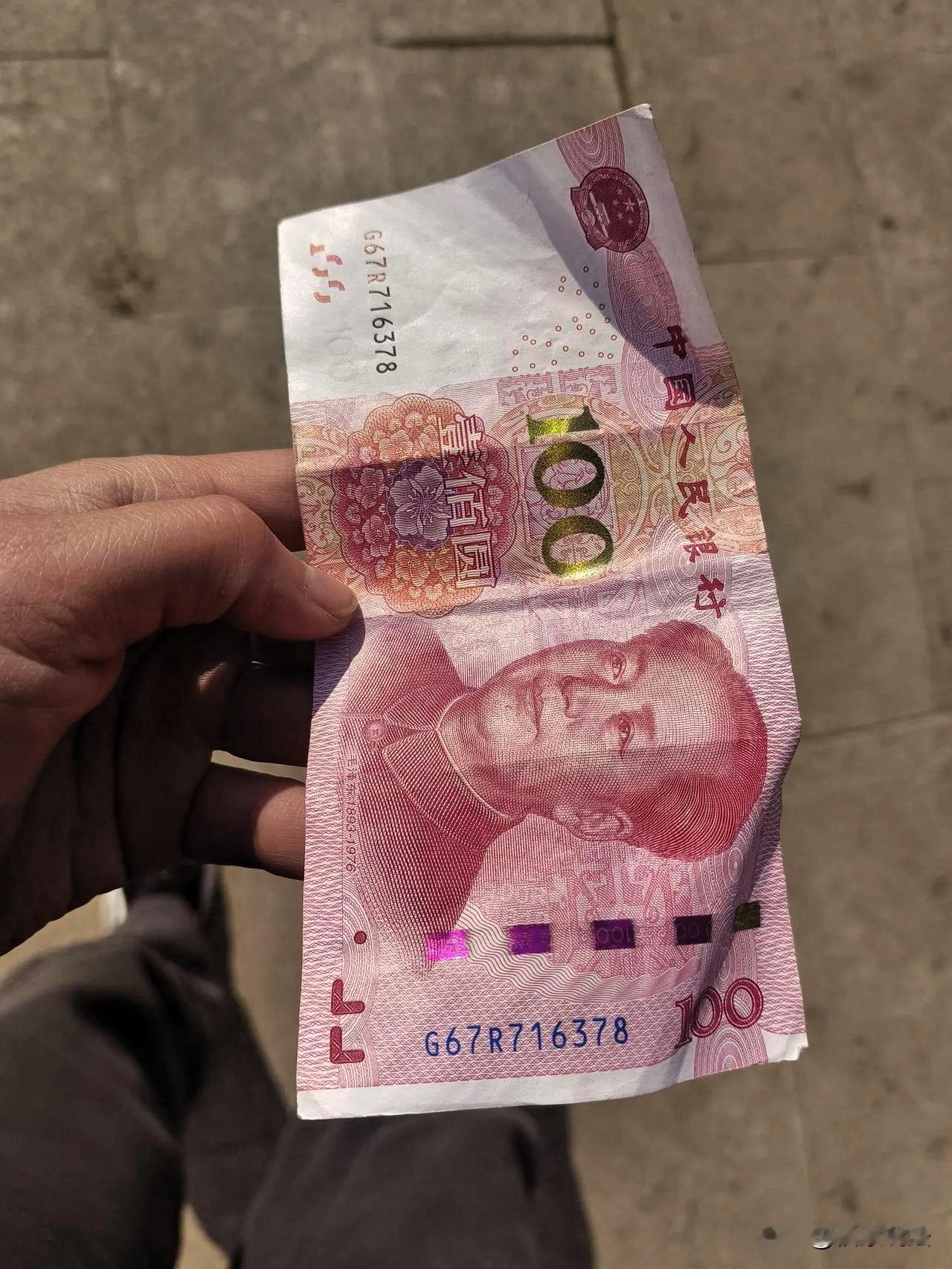 “恶人先告状！”江苏南京，75岁老人卖红薯时，一戴口罩、头盔的女子掏出假币要买，