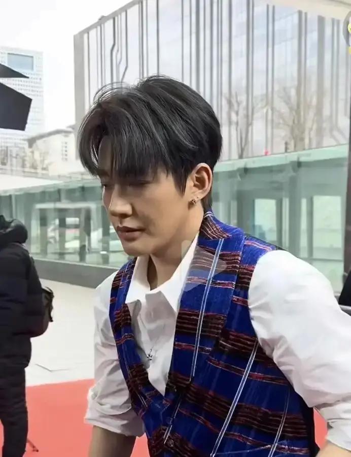 邓为签了《风月不相关》一番男主，合同写他戏份不少于65%，结果实拍124天只拍到