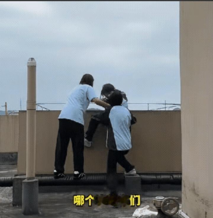 现在的有些孩子你已经不敢想象，这也不知道是不是无聊的开玩笑，两个女孩把另外一个孩