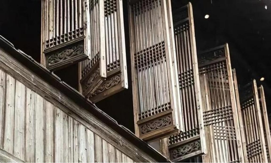 1996年，安徽黄村一幢建于清朝的大宅子遭遇拆迁，主家心痛无奈，没料到，美国人南