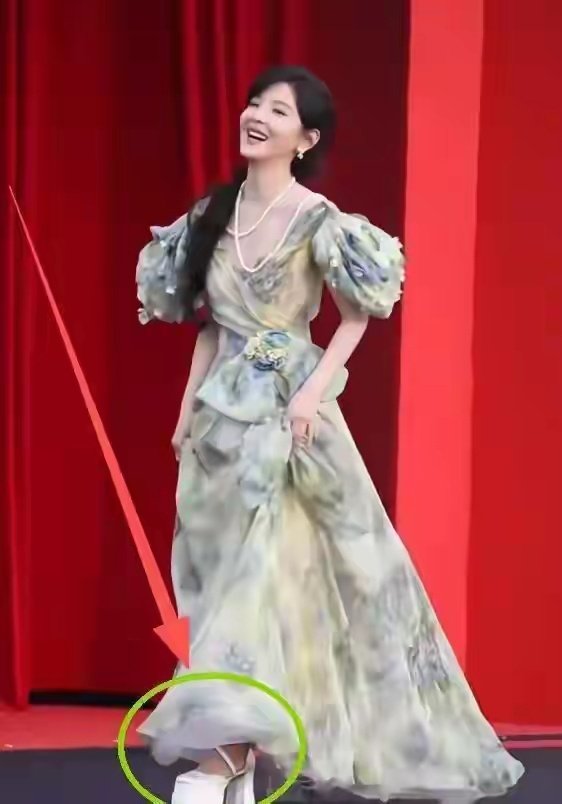 戚薇裙短不敢动，武汉红毯生图里，娜扎勒出副乳宋妍霏像穿泳衣​