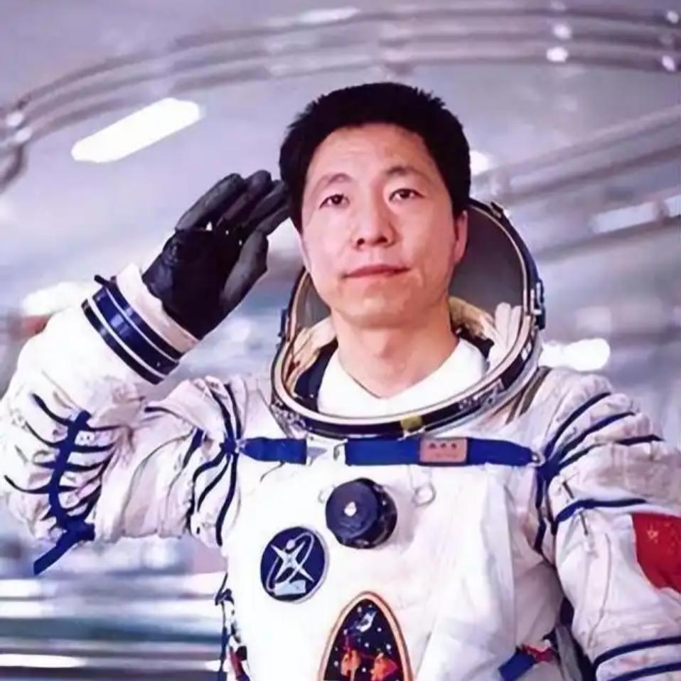 在轨时长倒数第一，为啥大家公认杨利伟是航天第一人？论太空停留时间，杨利伟只
