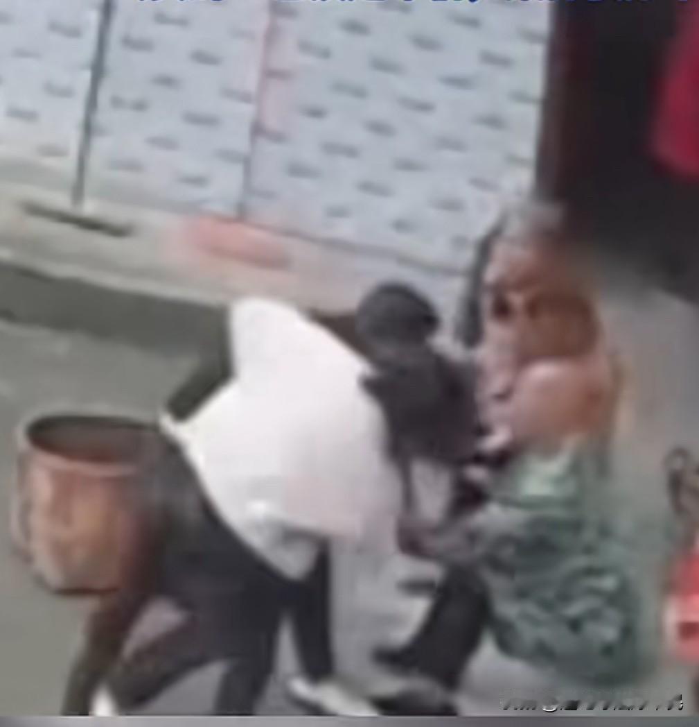 骗子又换新赛道了，大家叮嘱老人注意防骗陌生男女进入村庄，上农户的家