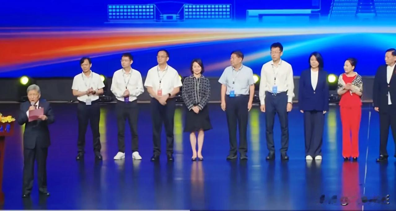 福耀大讲堂这次是真的“王炸”组合！福耀科技大学领导班子一亮相，那叫一个耀眼，尤其