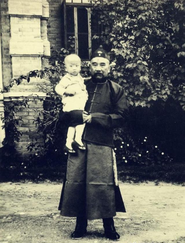 辫帅张勋的退休生活：寓居天津仍奢华如故，延续昔日达官贵气。1917年，这个男