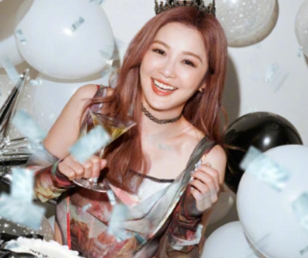 蔡卓妍43岁庆生照里，笑容明媚得像邻家姐姐，状态超好！照片里她捧着蛋糕，眼里闪着