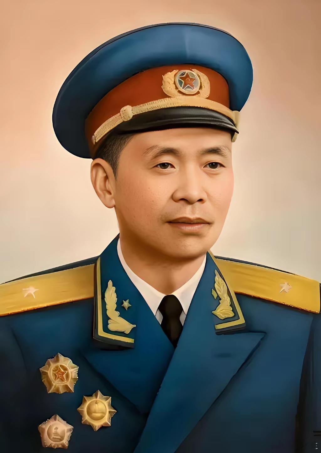 开国将军里藏着一位“异类”——别人功成名就后享尊荣，他却在人生巅峰急流勇退；别人