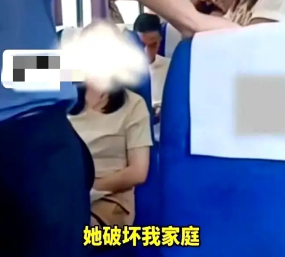 6月16日，一女子和丈夫购买了高铁票上车以后，女子很自然地坐在丈夫旁边。哪料