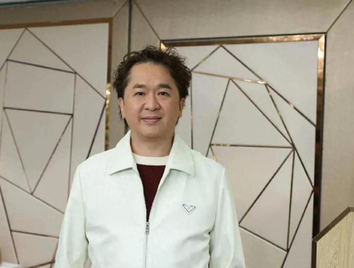 港星邓兆尊爆猛料：近百女星曾投怀送抱？拒绝原因竟是卸妆认不出！11月23