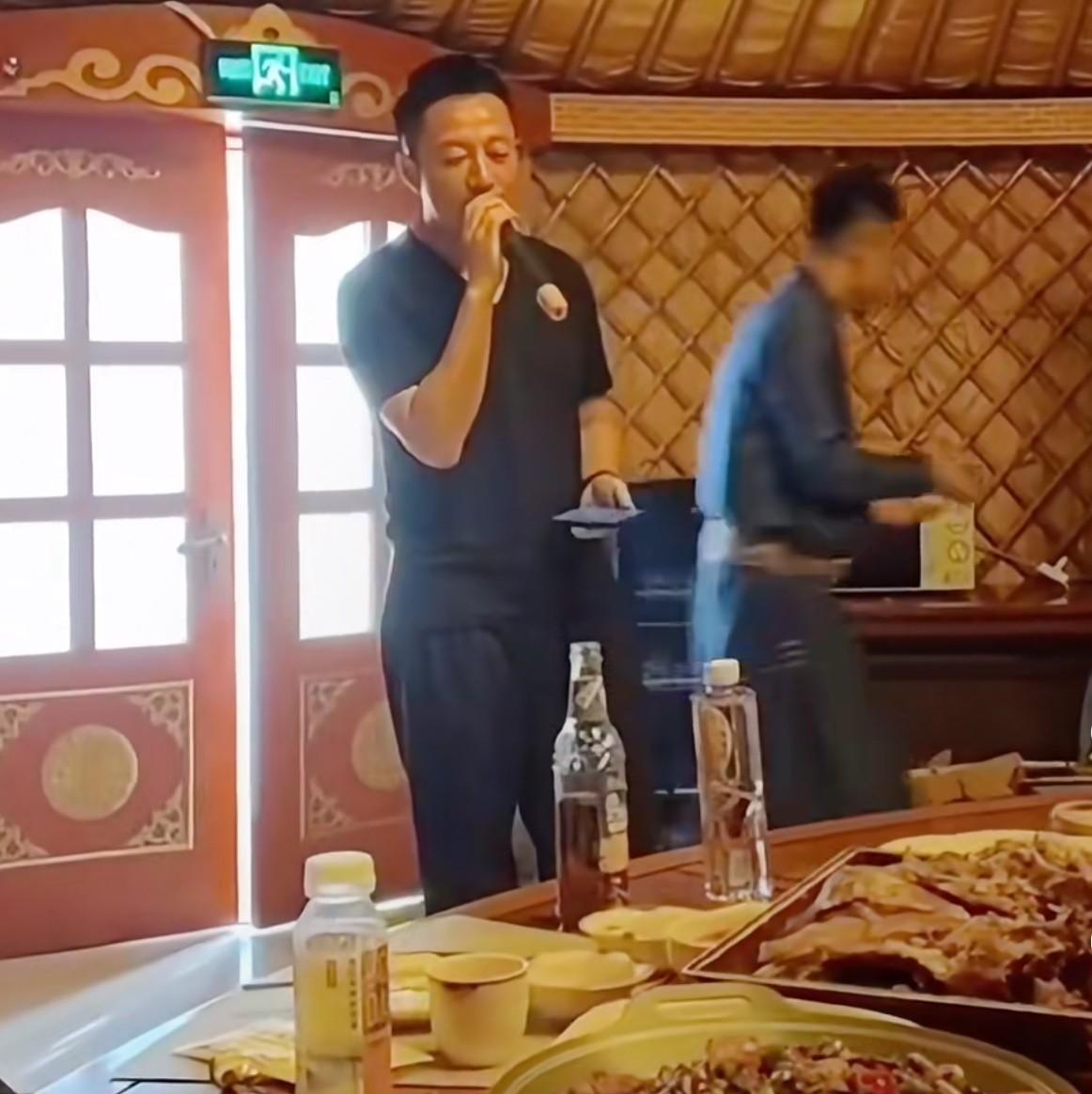 “冰雨哥”又开始唱冰雨了……汪小菲是真性情中人啊……要记得在综艺节目《幸福三