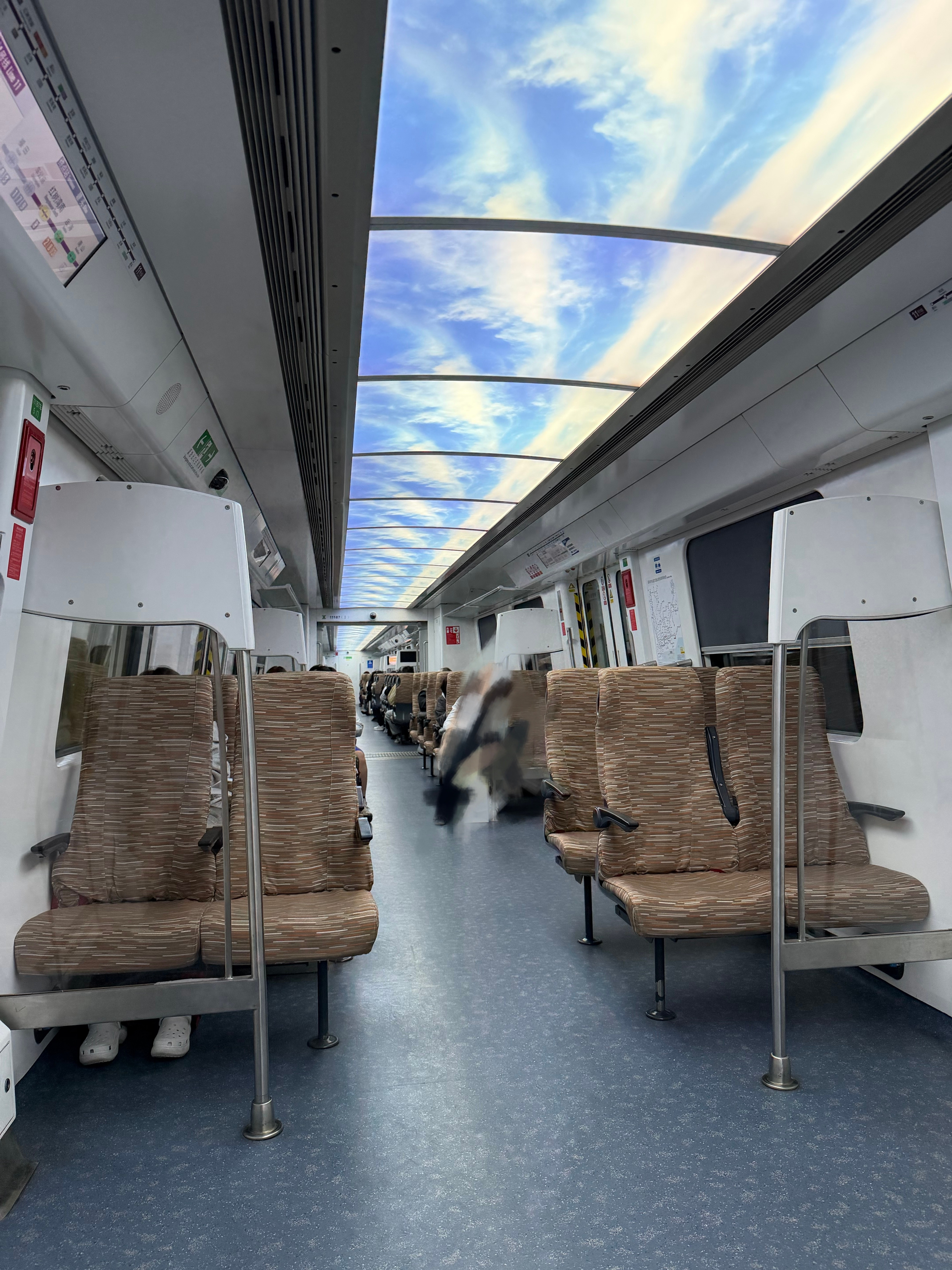 体验了一下深圳机场11号线的商务座。普通车厢3倍价格，在高峰普通车厢挤成沙丁