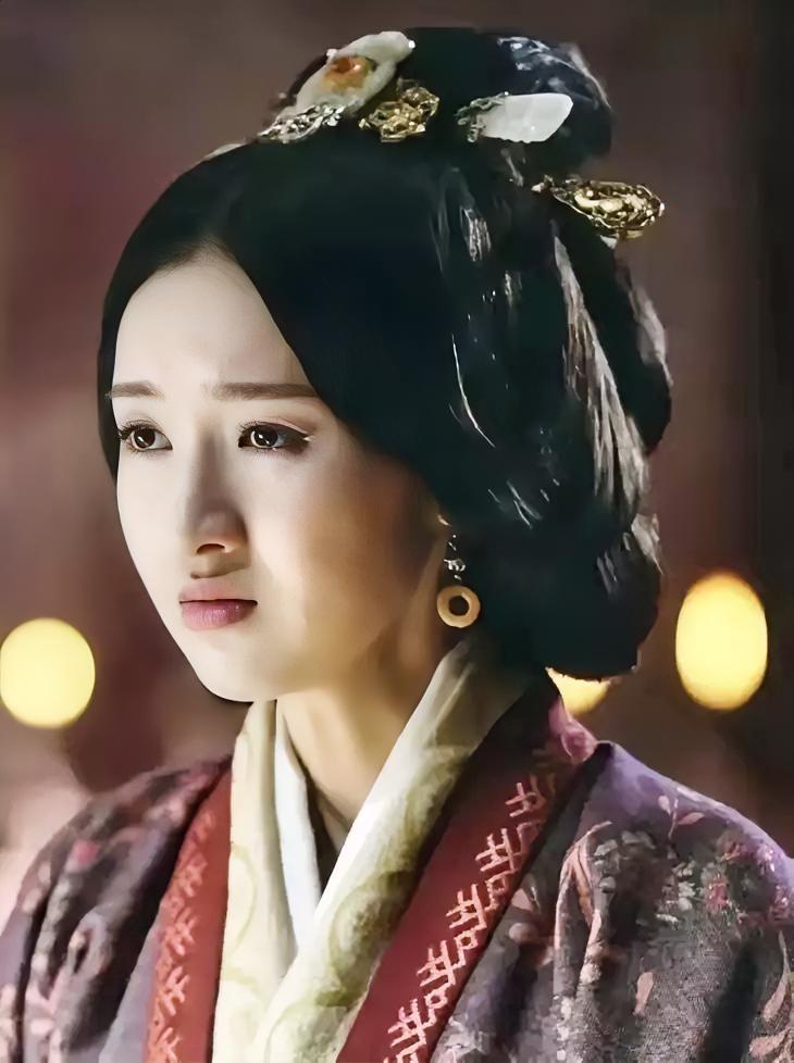 公元215年，曹丕偷偷来到伏皇后的寝宫，突然抱住了皇后，皇后疯狂挣扎，曹丕赶忙捂