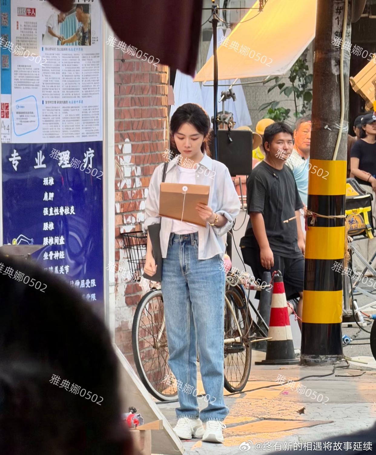 厦门偶遇谭松韵拍戏，本人好年轻就是个子不高很瘦小鼻子也变样了！