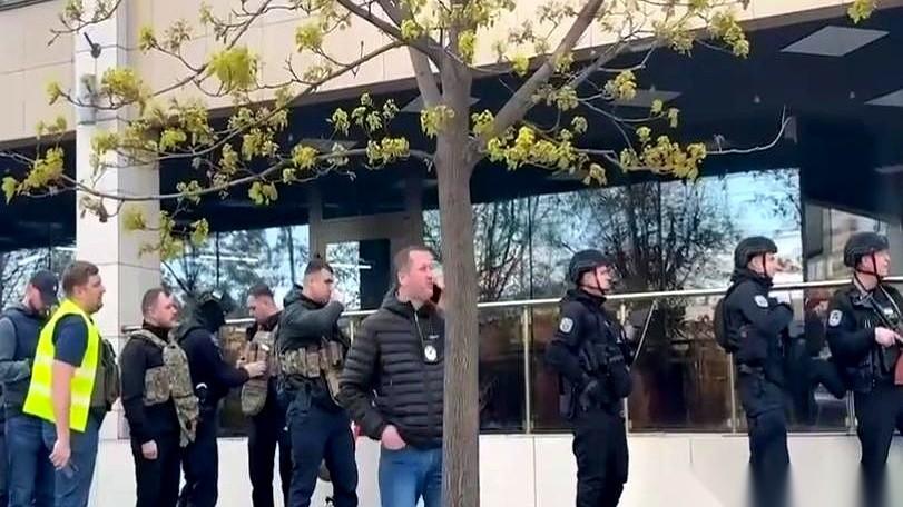 基辅，一声枪响震裂平静！不是前线炮火，是市中心超市的血腥劫持，5条命瞬间蒸发，1