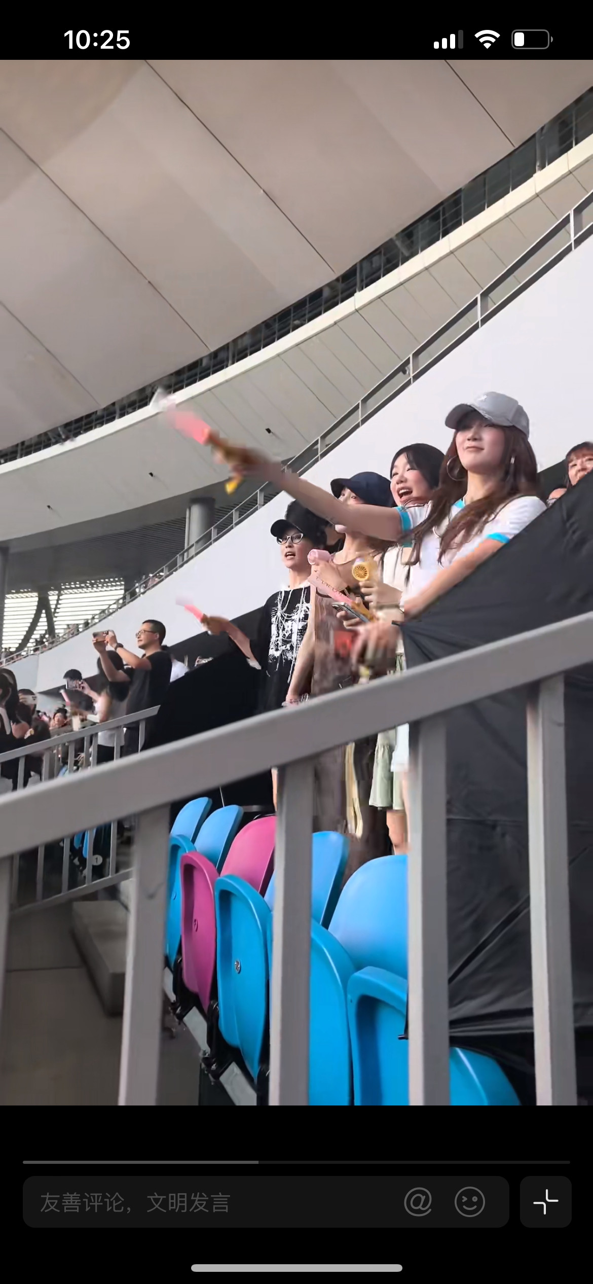 浪姐来蔡依林演唱会团建了，在看台上唱的那么happy，怎么她们都不买一个看前面的