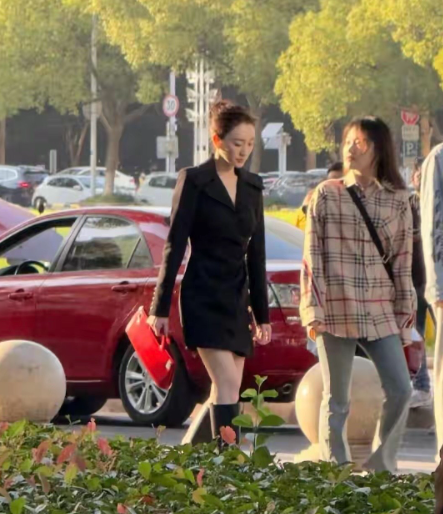 女神也老了，但她的身材还保持的比较好，身穿一件长款的毛呢外套，大气又时尚，俏皮不