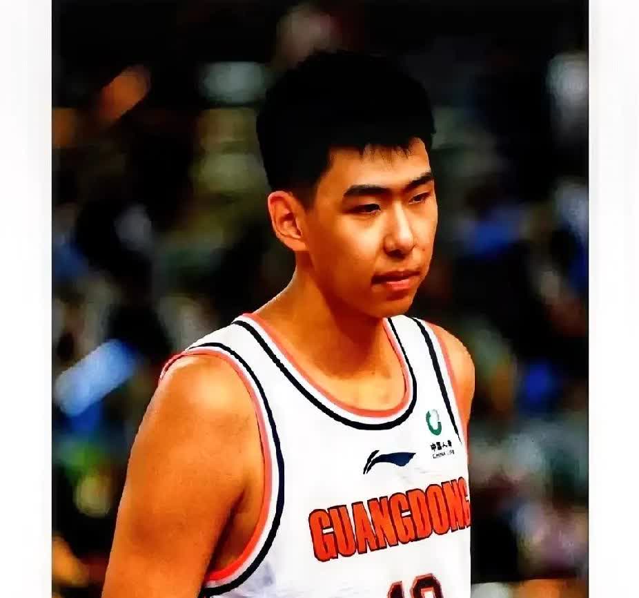 2米26的巨人，被70万年薪锁喉！广东想用五年350万买断他全部青春，徐