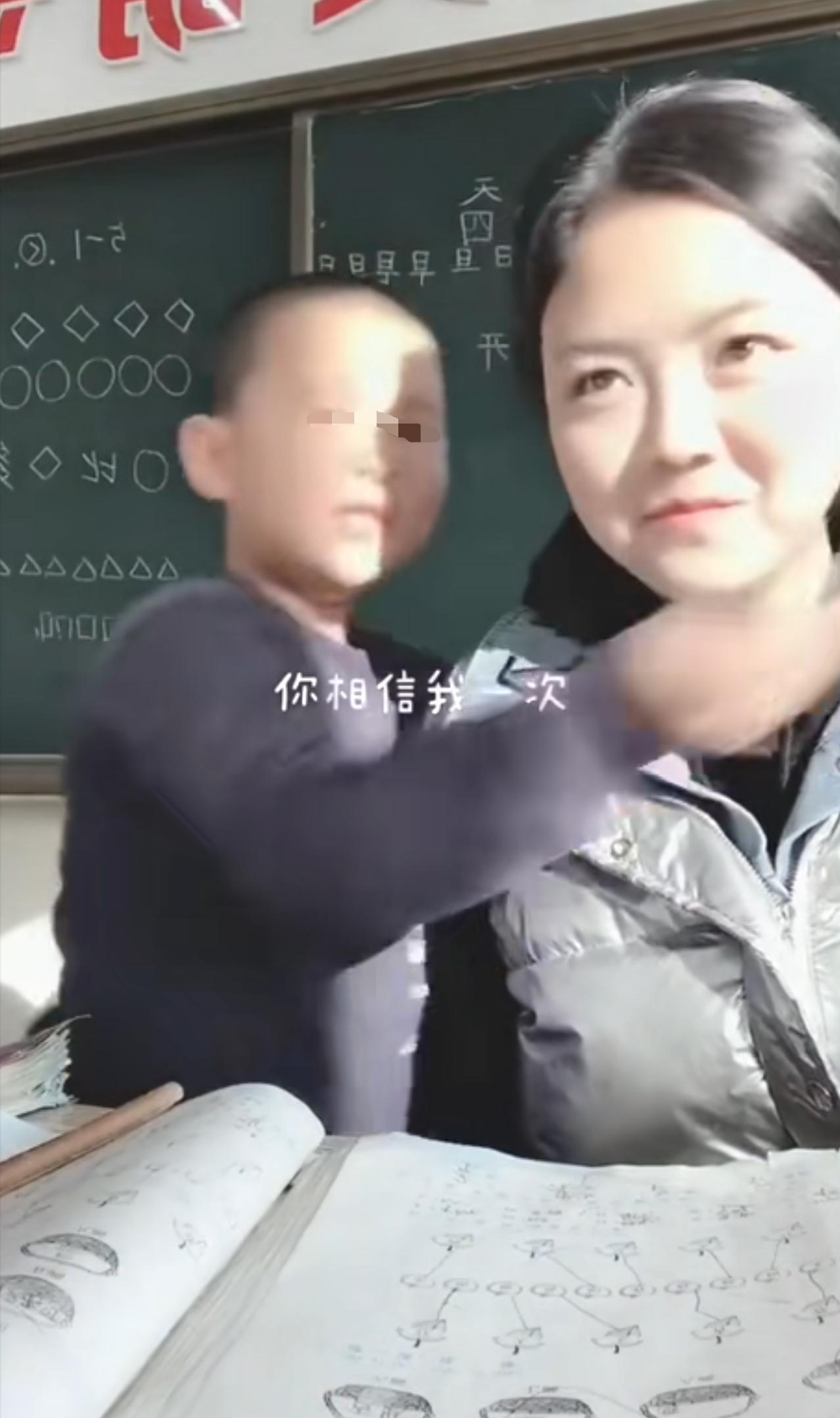 这个7岁的小男孩竟然捧着老师的脸道歉，那一脸的真诚！原来，这个上一年级的小男