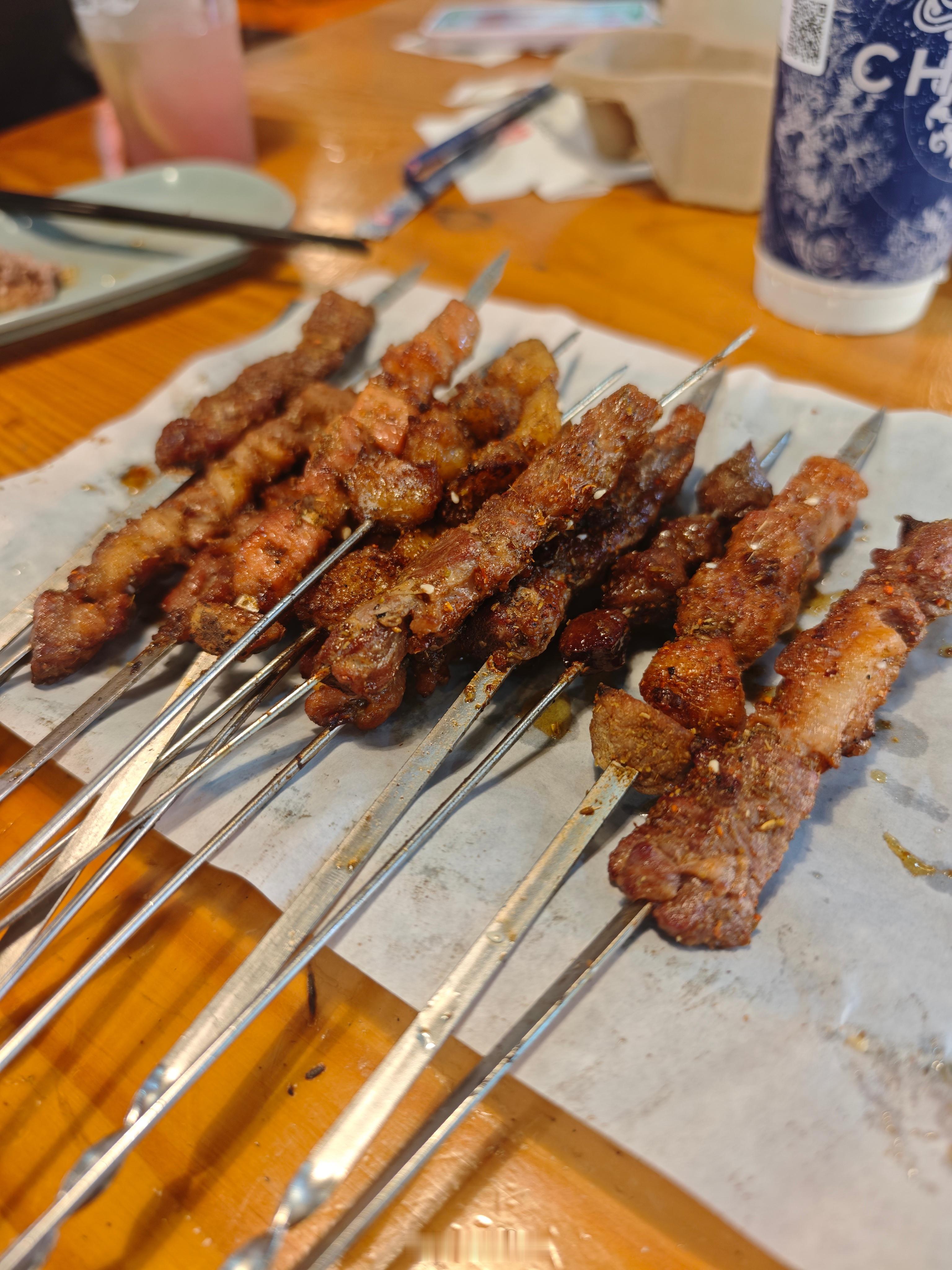 家门口的这家烧烤店，口味只能说中规中矩，烤串和烤脑花只有辣味没有香味，之前长白街