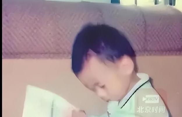 1999年因从电视上看到北约轰炸南联盟我驻华大使馆，广西5岁小男孩陈钦文分四次跑